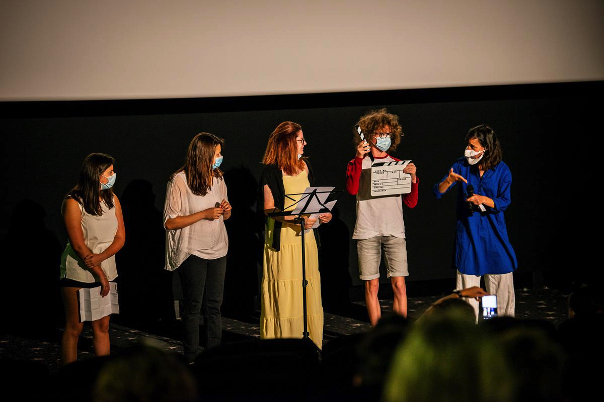 Une partie des jeunes de l’atelier avec leur éducatrice spécialisée, Géraldine Fleuret