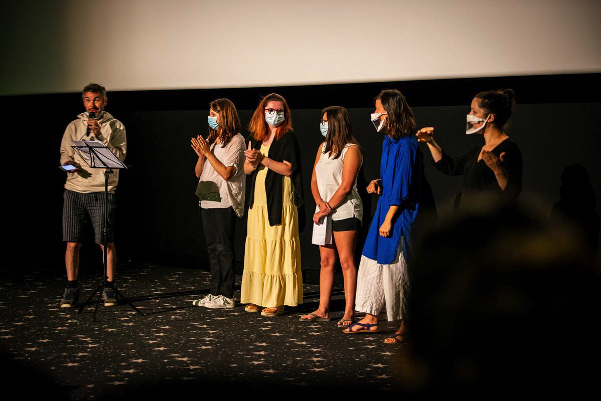 Les jeunes qui ont réalisé les clips en compagnie de Fabien Bœuf, de Biban Productions.