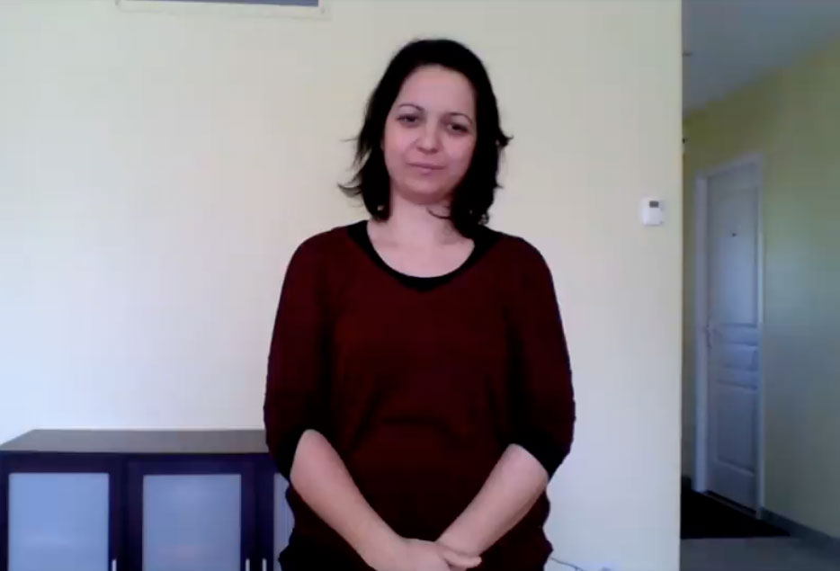 Élise Berthome réalisant une vidéo en LSF depuis chez elle