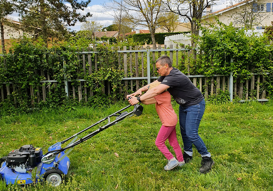 Les résidents durant l’activité jardin proposée par Elodie et Laurent