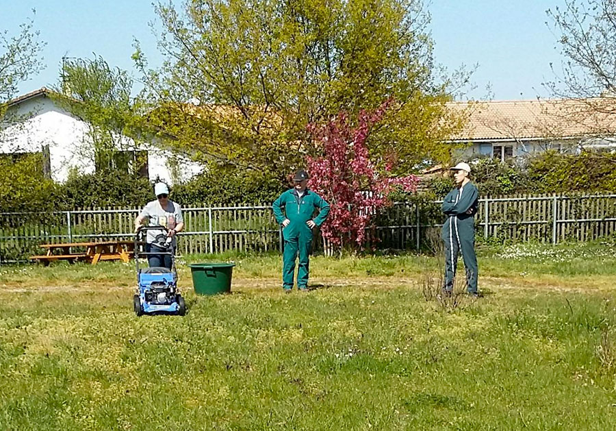 Les résidents durant l’activité jardin proposée par Elodie et Laurent