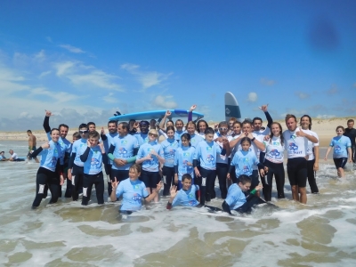 14 jeunes déficients visuels découvrent les joies du surf !