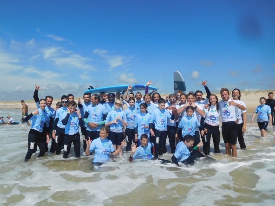 14 jeunes déficients visuels découvrent les joies du surf !