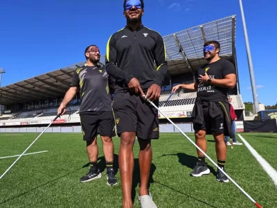 {Article publié par Sud Ouest} Mont-de-Marsan. « C’est très déstabilisant » : les joueurs du Stade Montois à l’épreuve de la canne blanche