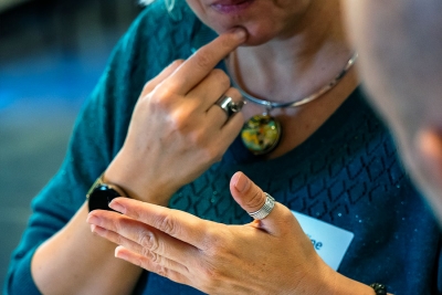 En Gironde, une Equipe Locale d’Accompagnement sur les Aides Techniques (EqLAAT) pour les personnes sourdes et malentendantes